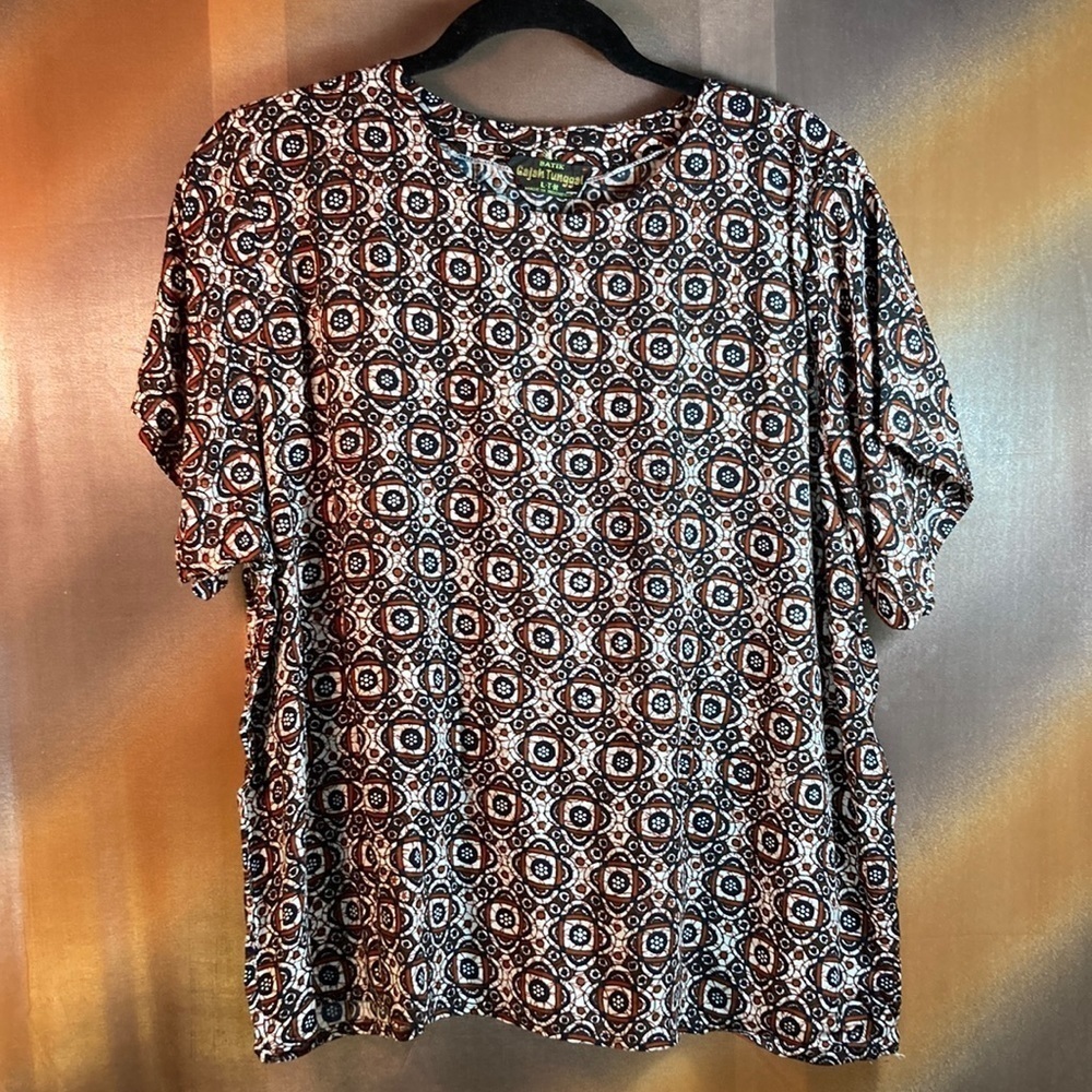 Vintage 90’s brown and black island print. Size L. 48” chest. 48” waist. B7